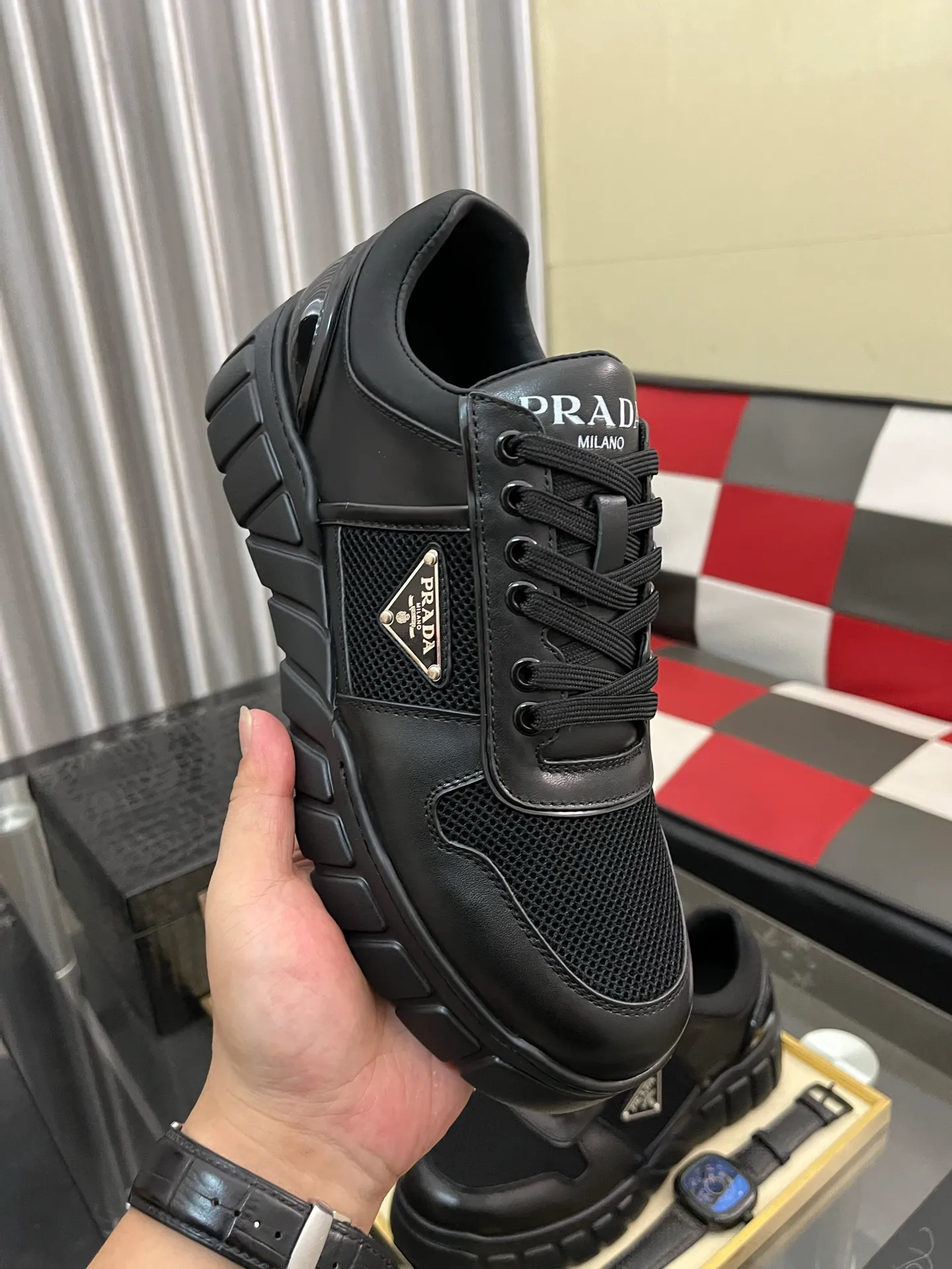 Men's shoes 💰: 560⌚⌚ high version. High-quality new PRADA counters are launched simultaneously. The new men's shoes and 😘 fabrics are selected from first-layer cowhide. Lining: Imported cowhide leather lining. 👍🏿High-end☄️Open-molded non-slip rubber outsole, exquisite lines, simple and elegant, comfortable and high-end for leisure travel. Number of yards: 38 to 44. (Can be customized for 45 non-refundable)